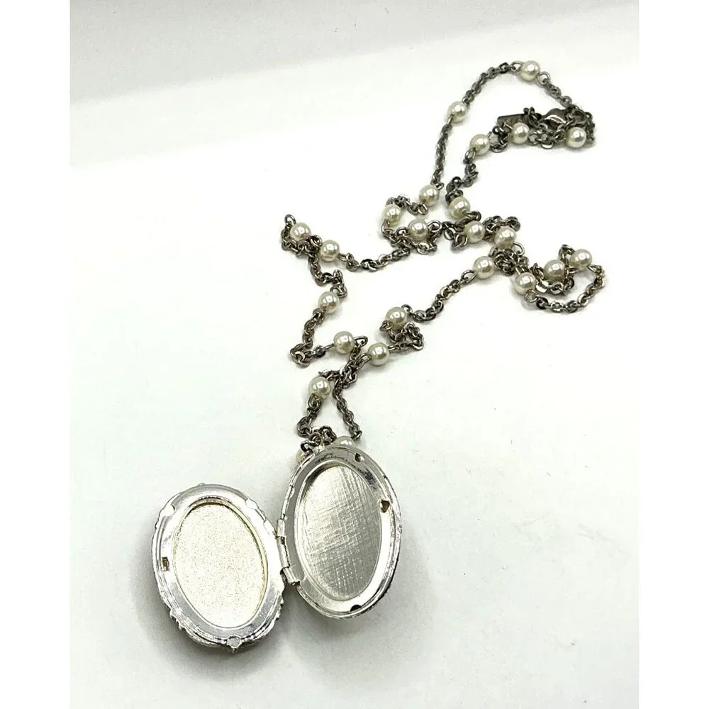 Vintage-Style Oval Locket Necklace With Faux Pearls and Floral Accents - Picture 5 of 7